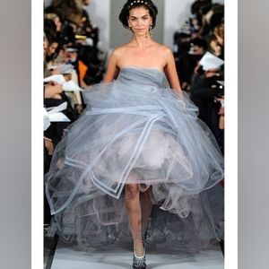 □$12,990 OSCAR DE LA RENTA CLOUD BLUE TULLE RUNWAY GOWN US 2 S